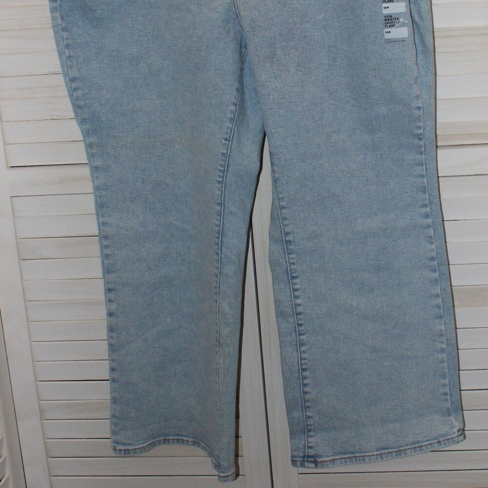 Levi’s High Waisted Crop Flare Jean - Picture 3 of 8